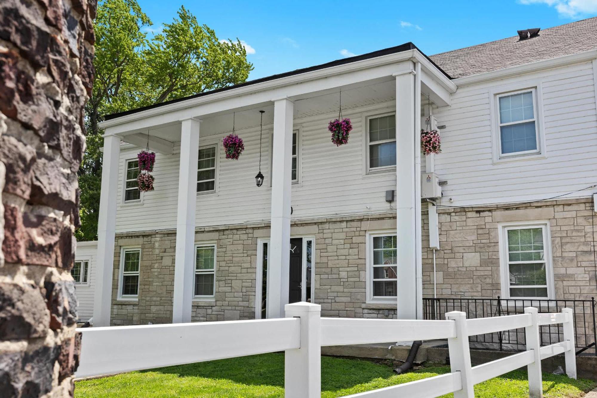 4 Spacious Units Close To Downtown & Expo Center Apartment Louisville