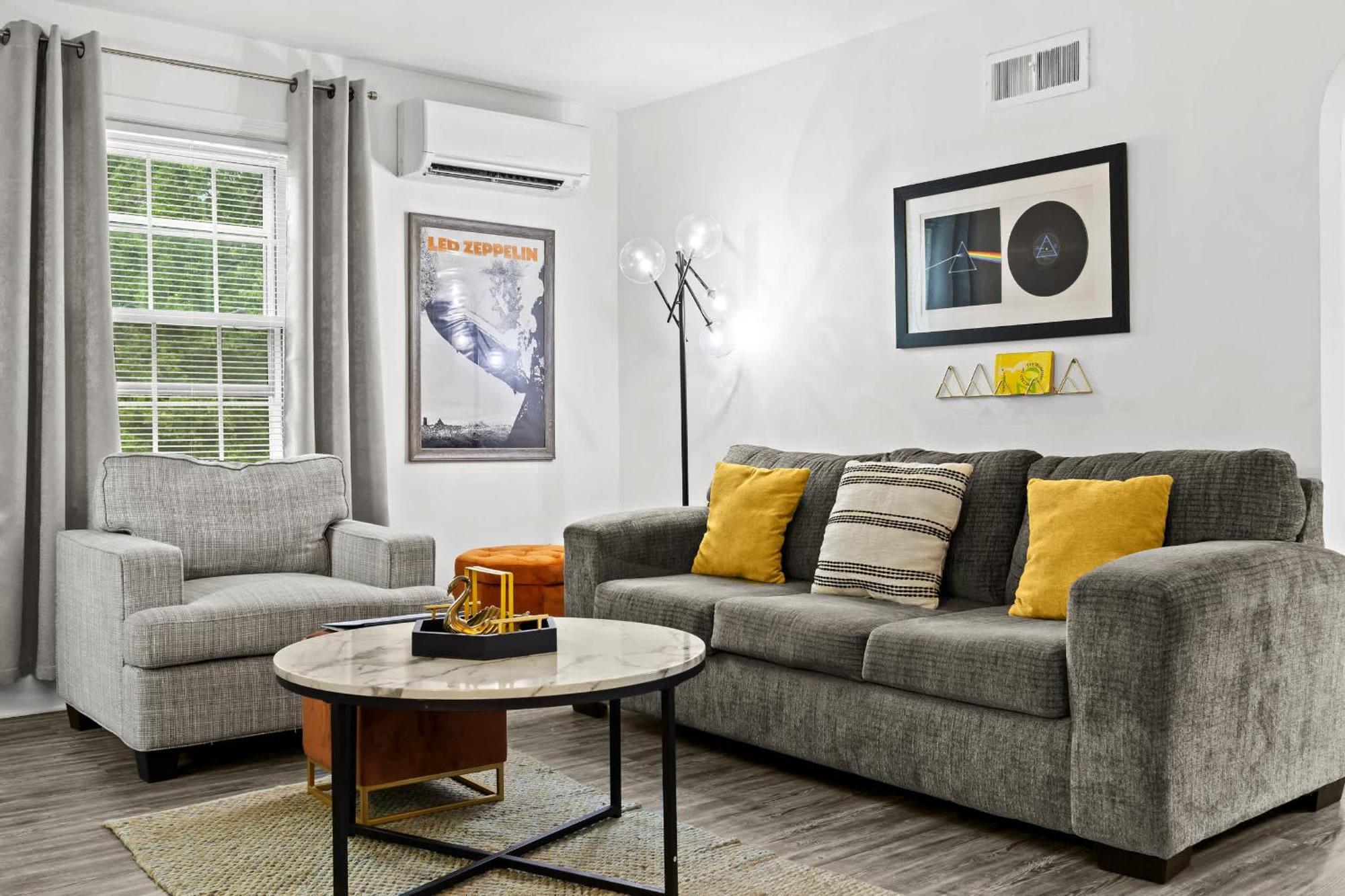 Apartment 4 Spacious Units Close To Downtown & Expo Center