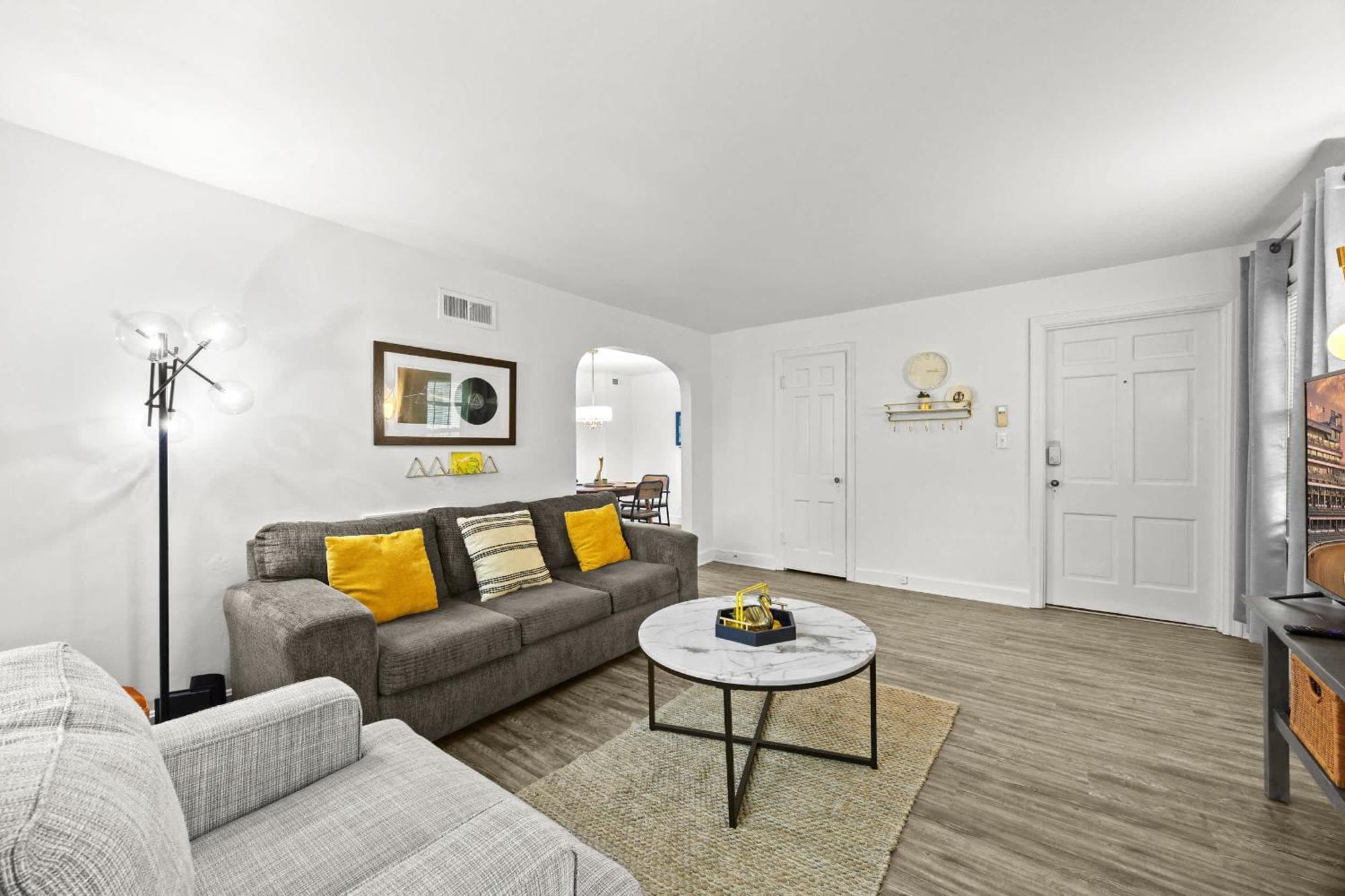 4 Spacious Units Close To Downtown & Expo Center Apartment Louisville